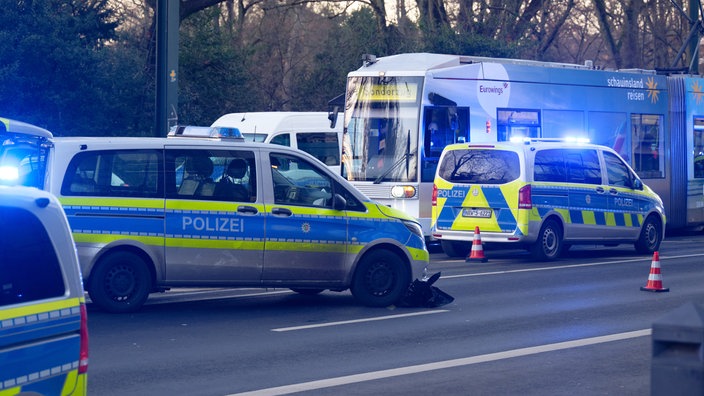  Polizei sperrt den Bereich um den Tatort.
