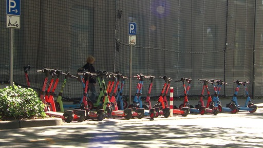 Viele geparkte E-Scooter stehen vor der RWTH Aachen.