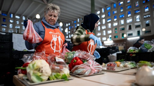 Tafelmitarbeiterinnen sortieren ehrenamtlich Lebensmittel vor