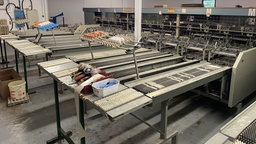 Die Eier werden mit der Maschine sortiert und je nach Größe und Gewicht abgelegt