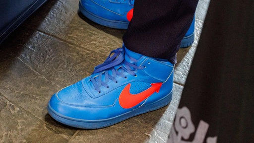 Ein Delegierter trägt Sneaker mit AfD Logo