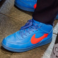 Ein Delegierter trägt Sneaker mit AfD Logo