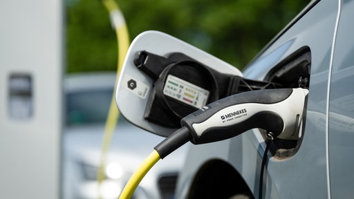 Ein Elektroauto lädt auf der Park+Ride-Anlage