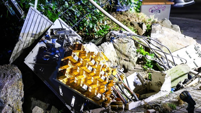 Beschädigter Stromkasten nach Unfall mit einem Pickup