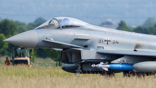 Ein Eurofighter der Luftwaffe steht bereit zum Start bei der Deep Strike Übung.