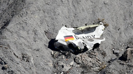 Trümmer der Germanwings-Maschine A320-211 liegen an der Absturzstelle