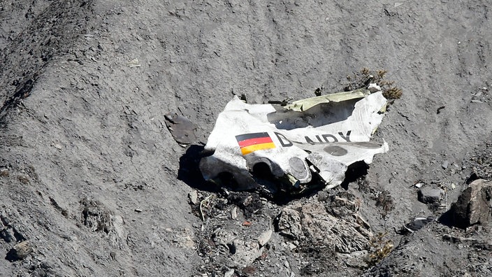 Trümmer der Germanwings-Maschine A320-211 liegen an der Absturzstelle
