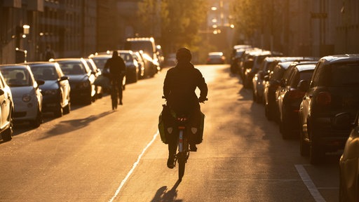 Zwei Fahrradfahrer fahren über eine Straße