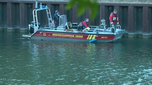 Die Berufsfeuerwehr Herne auf dem Boot im Einsatz