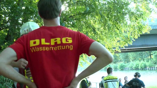 Ein Mitarbeiter der DLRG-Wasserrettung im Einsatz