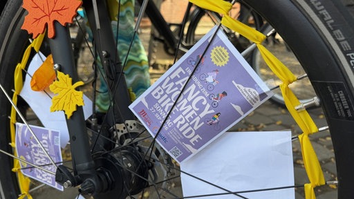 Fyler vom Fancy Women Bike Ride in den Speichen eines Fahrrads fest gemacht