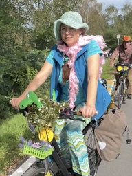 Organisatorin Beate Potthoff sitzt auf dem Fahrrad beim Fancy Women Bike Ride