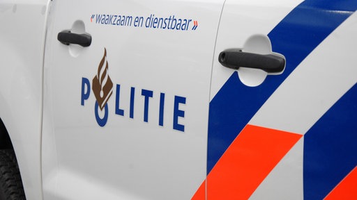 Geländewagen der Niederländischen Polizei (Politie) mit der Aufschrift "waakzaam en dienstbaar". 