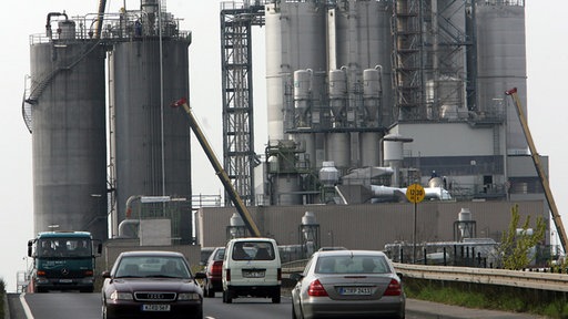 Raffinerie in Wesseling mit Autos