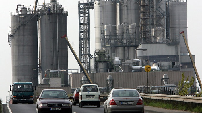 Raffinerie in Wesseling mit Autos