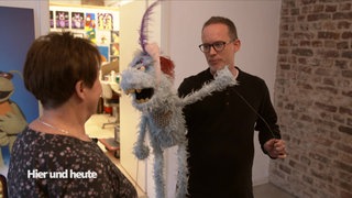 Kandidatin Witti wird von Puppenspieler Martin Reinl und Zirkuspferd Horst-Pferdinand begrüßt