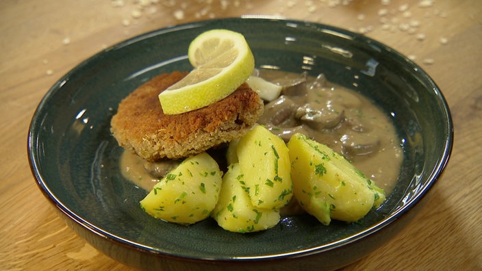 Veganes Schnitzel mit Kartoffeln auf Teller