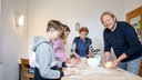 Das Bild zeigt Björn Freitag mit den Kindern und einer Betreuerin der Jugendeinrichtung in Borken.