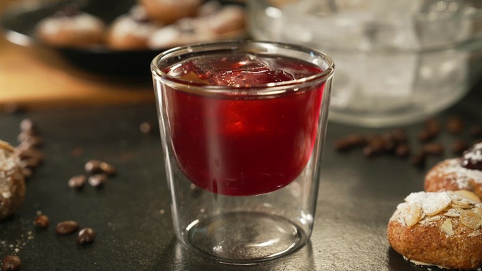 Das Bild zeigt die fruchtige Johannisbeeren-Kaffee-Schorle.