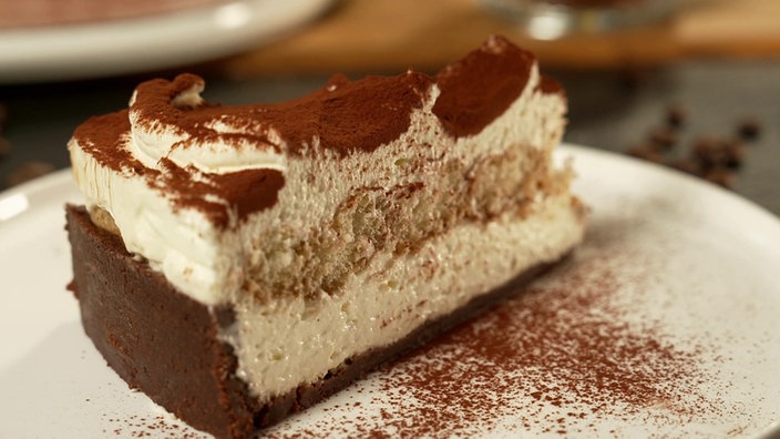 Das Bild ein Stück von der geeisten Kaffee-Tiramisu-Torte.