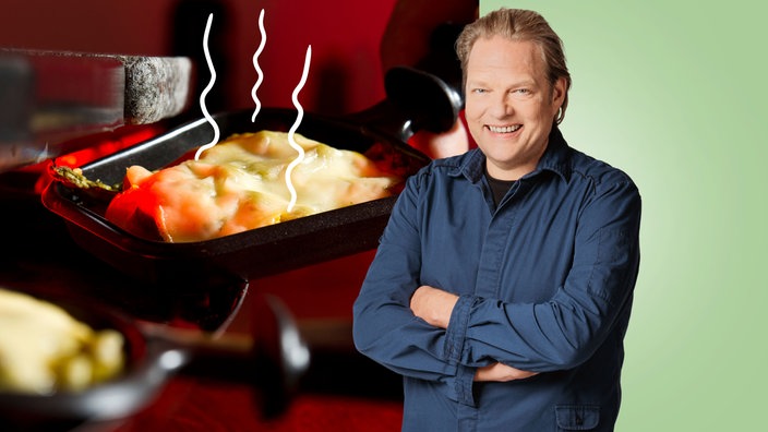 Das Bild zeigt Björn Freitag im Hintergrund ist ein Raclette-Pfännchen zu sehen. 
