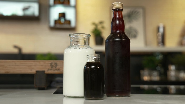 Das Bild zeigt links den Läuterzucker-Sirup in einer Flasche.