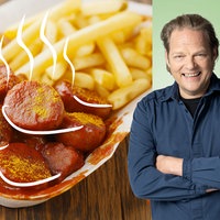 Das Bild zeigt Björn Freitag und einen Currywurst Teller