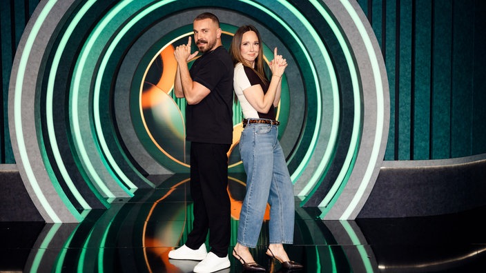 Gastgeberin Carolin Kebekus mit ihrem Gast Edin Hasanović (l.).