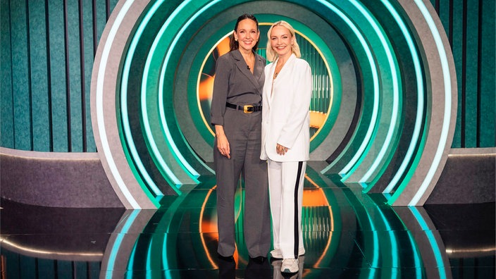 Carolin Kebekus posiert zusammen mit Janin Ullmann für die Kamra im DCKS Studio