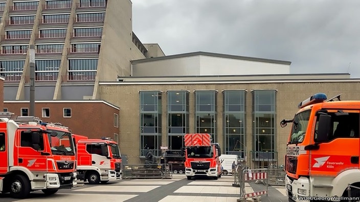 Feuerwehrautos vor dem Operngebäude