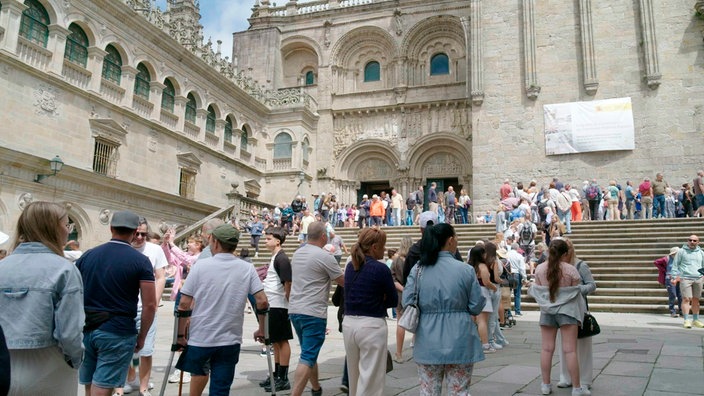 Touristen warten vor Kathedrale