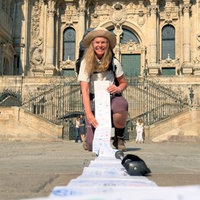 Frau mit langem Pilgerausweis ausgerollt