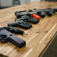 Schusswaffen auf einem Tisch