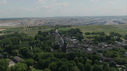 Keyenberg Dorf im Vordergrund, Braunkohletagebau im Hintergrund