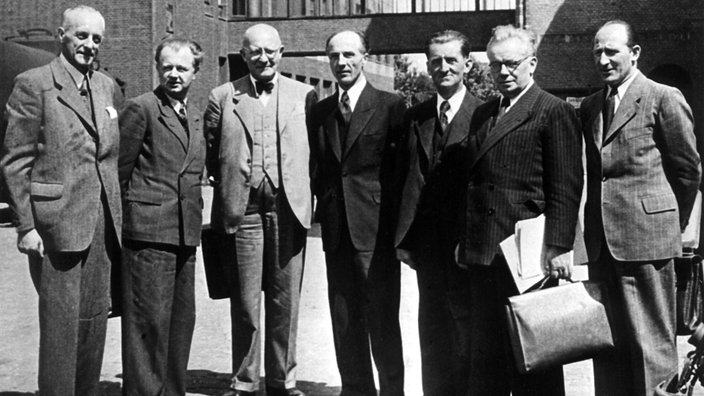 sw-Foto: Die erste Regierungsmannschaft steht vor dem Henkelwerk in Düsseldorf.