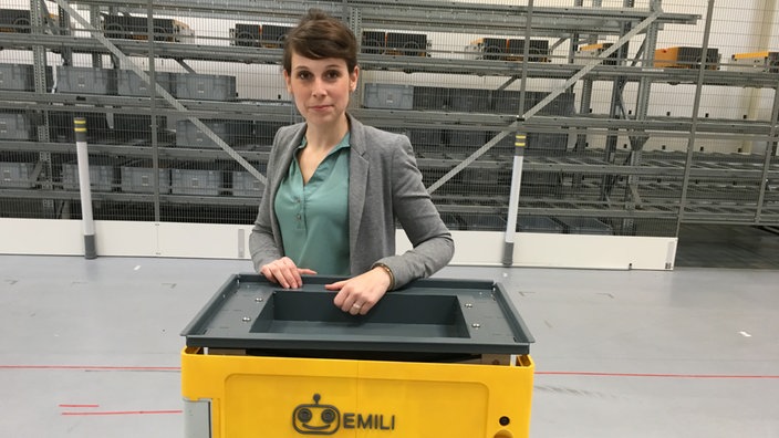 Junge Frau mit gelber Transportkiste