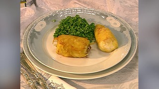 Eine Teller angerichtet mit Kabeljau in Kartoffelhülle mit Schnittlauchsalat.