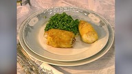 Eine Teller angerichtet mit Kabeljau in Kartoffelhülle mit Schnittlauchsalat.
