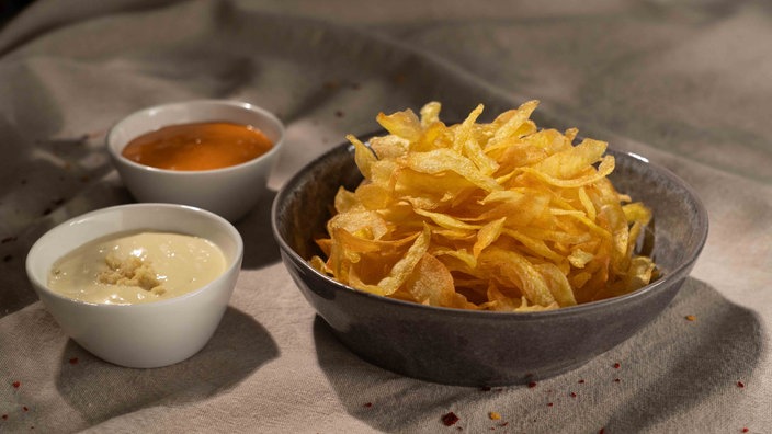 Kartoffelchips mit 2 Asia-Dips