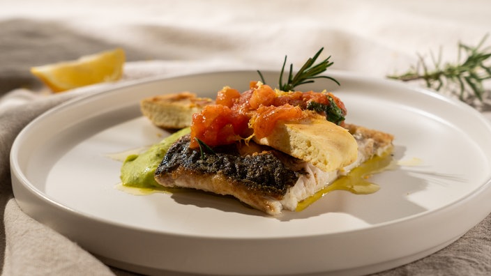 Wolfsbarsch mit Dicke Bohnen-Püree und Tomatenragout