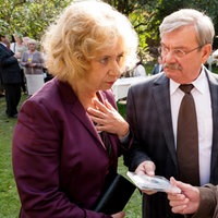 Von Heidrun (Verena Plangger, l.) erfahren Günter (Wolfgang Winkler, M.) und Edwin (Tilo Prückner, r.), dass Monika schon lange wusste, dass ihr Mann Jürgen sie betrügt.