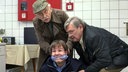 Im Überwachungsraum der Tiefgarage entdecken Edwin (Tilo Prückner, l.) und Günter (Wolfgang Winkler, r.) den gefesselten Benz (Dominik Klingenberg, M.).