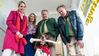  Hubert und Girwidz und ein Hund mit einem Oberschenkelknochen. 