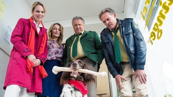  Hubert und Girwidz und ein Hund mit einem Oberschenkelknochen. 