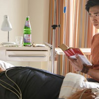 Nach seinem Herzinfarkt liegt Edwin (Tilo Prückner, l.) im Krankenhaus. Neben ihm sitzt Hui Ko (Aaron Le, r.).