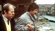 Kriminalkommissar Thanner (Eberhard Feik, l) läßt sich ausnahmsweise von seinem Kollegen Schimanski (Götz George, r.) führen.