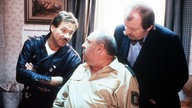 Die Kommissare Schimanski (Götz George) und Thanner (Eberhard Feik), in ihrer Mitte ein Polizist