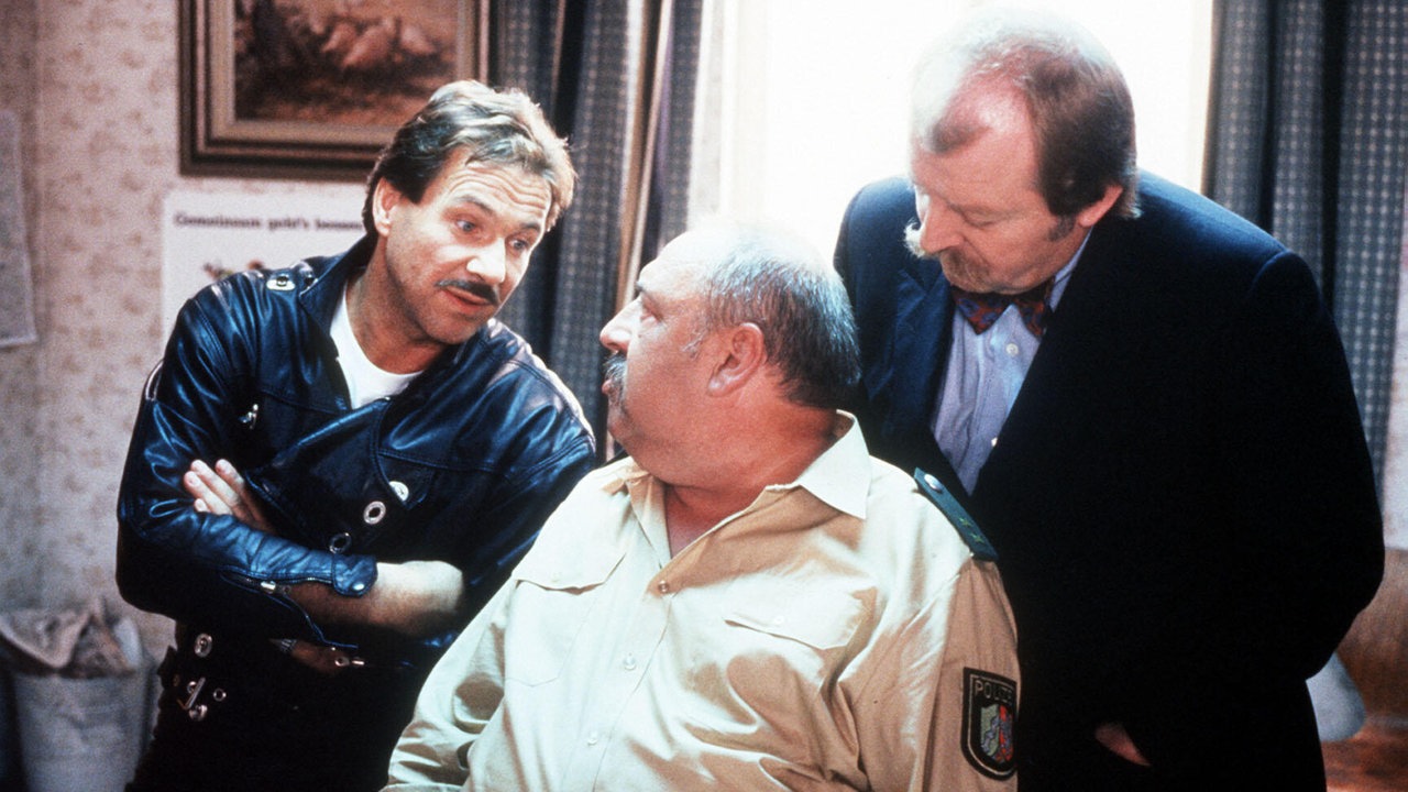 Die Kommissare Schimanski (Götz George) und Thanner (Eberhard Feik), in ihrer Mitte ein Polizist