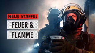 Feuerwehrmänner im Nebel und vor schwarzem Hintergrund. Schriftzug: "Neue Staffel Feuer & Flamme"