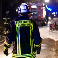 Ein Feuerwehrmann aus Dortmund beim nächtlichen Einsatz.